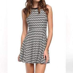 Trina Turk Sheila Chevron Print Sleeveless Dress Black White Size Large